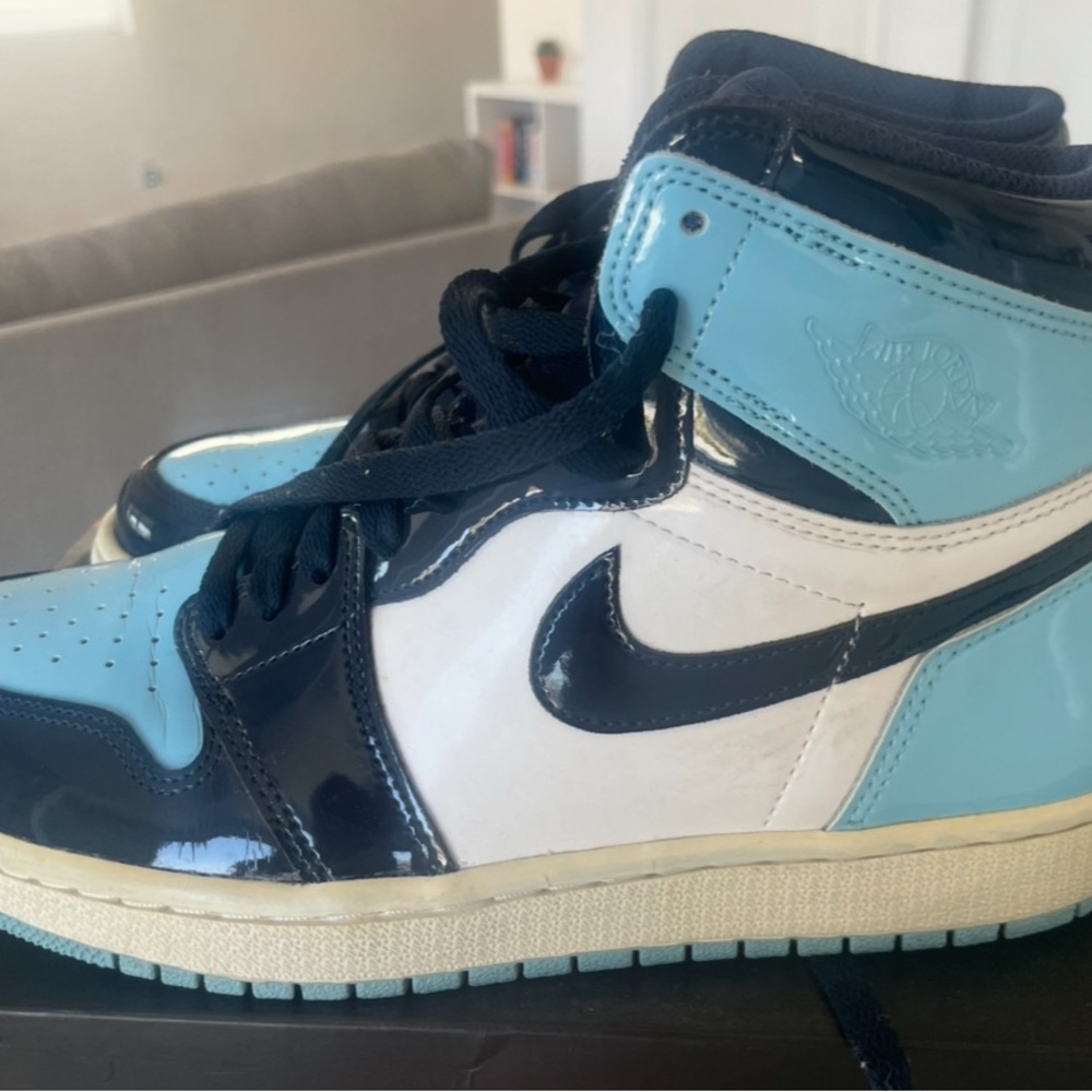 Wmns Air Jordan 1 High OG Nike High-Top Sneakers in Obsidian/Blue Chill-white